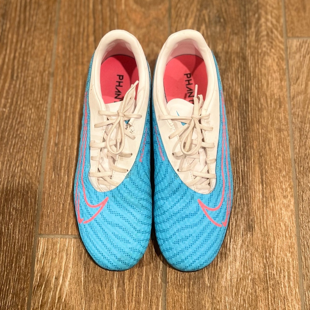 Nike Phantom GX indoor/turf soccer shoes - Size 7.5
